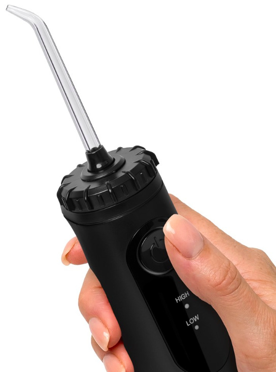 Detail ovládacího tlačítka a kontrolek HIGH a LOW na ústní sprše Waterpik WF26EUB