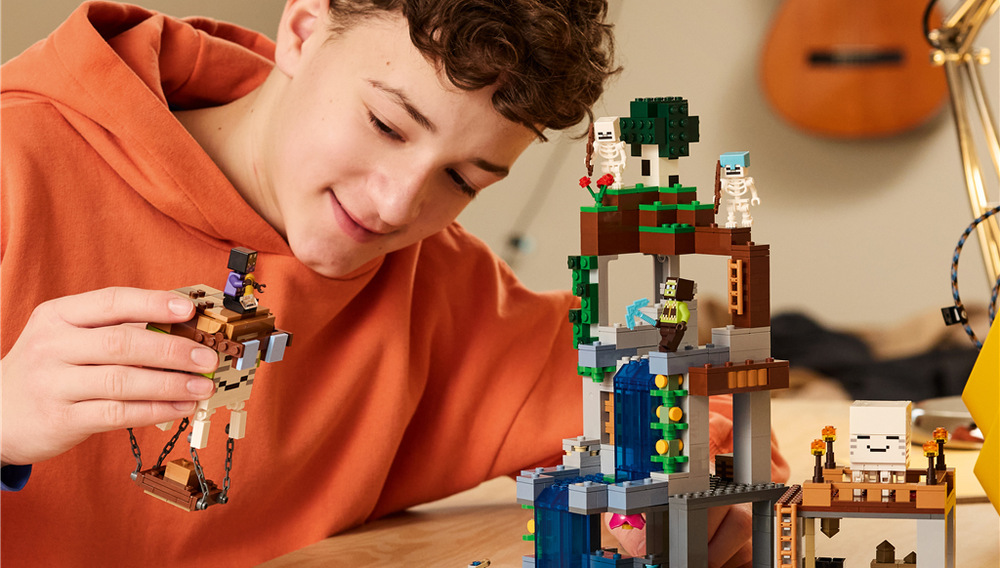 Stavebnice LEGO® Minecraft® 21597 Ďasí základna Šťastného ďasa lze proměnit pomocí helmy a člunu v originální vzducholoď a model dále obměňovat.