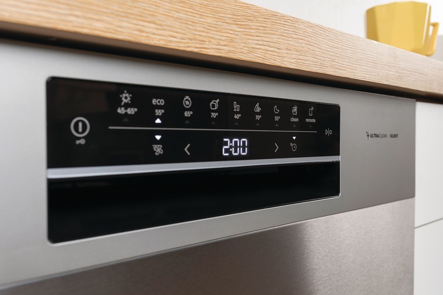 Detailní záběr na přední ovládací panel vestavné myčky Gorenje GORGI673B90X.