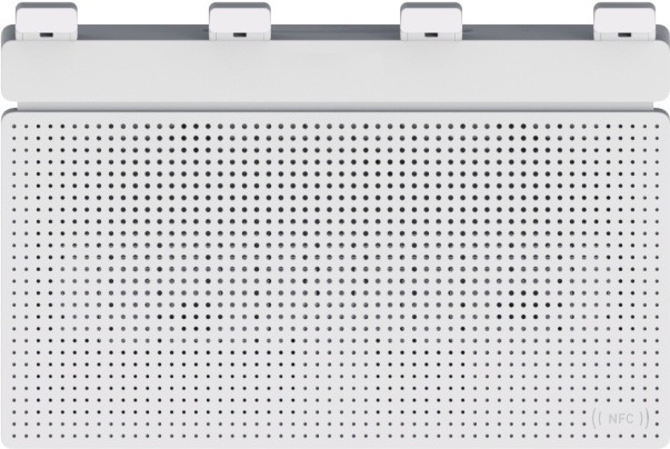 Horní pohled na bílý router Xiaomi AX3000T. Většinu plochy tvoří perforovaná mřížka pro odvětrávání, nahoře jsou vidět sklopené antény a vpravo dole označení NFC.