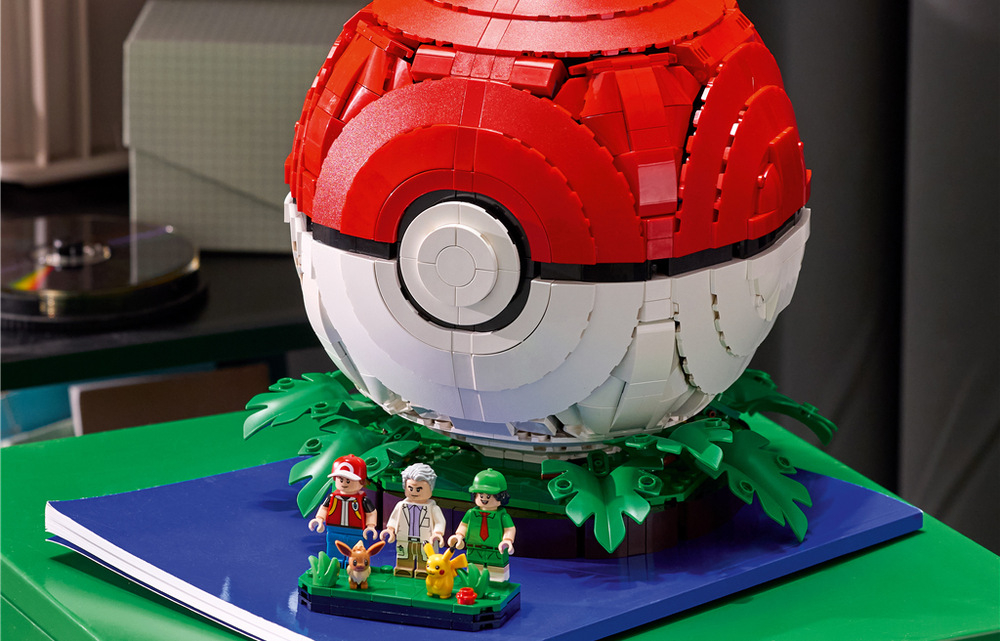 Red, Picnickerka, profesor Oak, Pikachu a Eevee spojují pět známých postav v jednom sběratelském modelu.