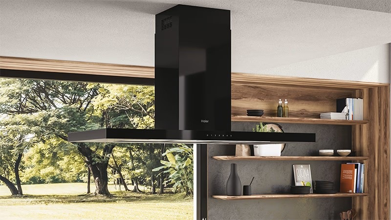 odsavač par Haier HATSI120BCS6BVOC ID FEEL je instalován v kuchyni nad ostrůvkem
