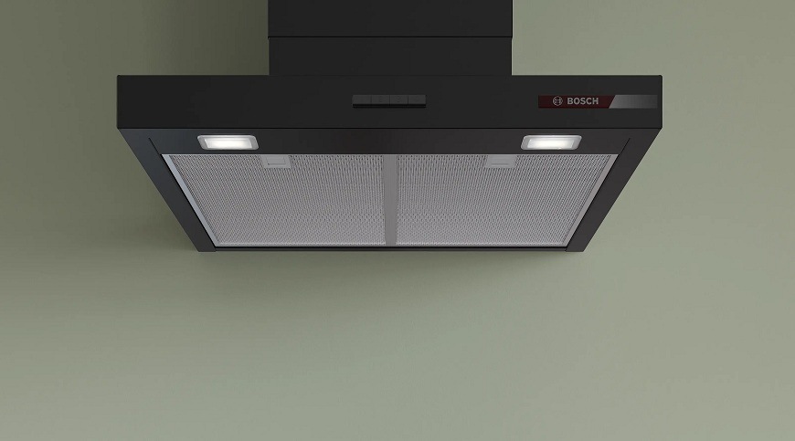 Přední pohled na odsavač par Bosch DWB63BC60 na zelené zdi