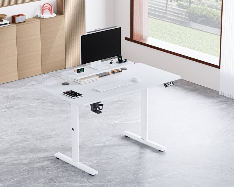 Elektrický stůl ULTRADESK Highlander bílý pracovní deska stolu s policí na monitor a průchodkami na kabely v bílém provedení
