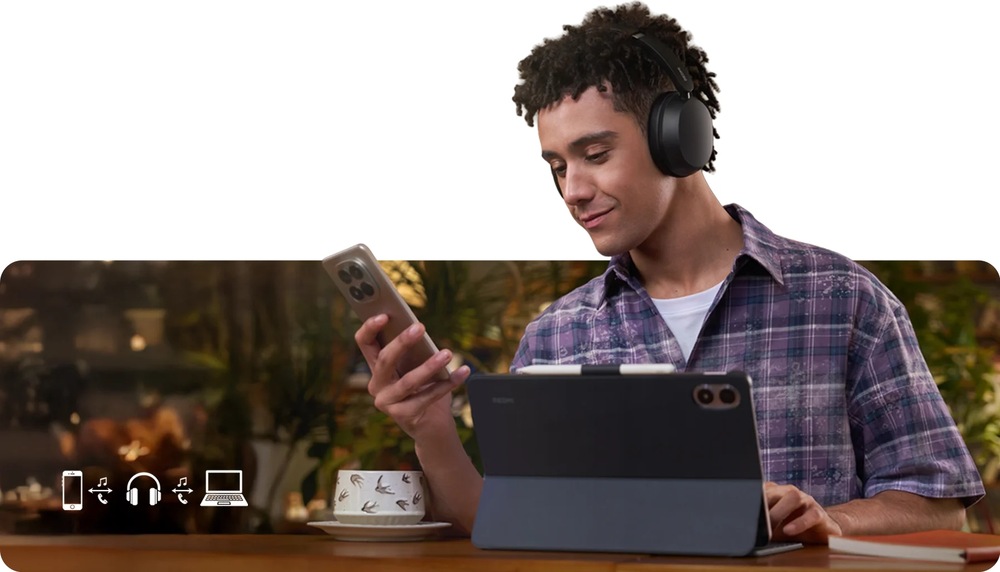 Sluchátka Xiaomi REDMI Headphones Neo Obsidian černá Muž se sluchátky Xiaomi REDMI Headphones Neo má před sebou tablet a v ruce smartphone