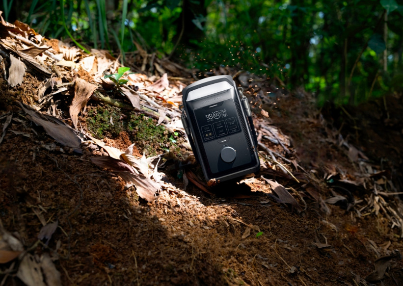 Bateriová stanice EcoFlow TRAIL 300 Plus položená na lesní cestě během venkovního výletu