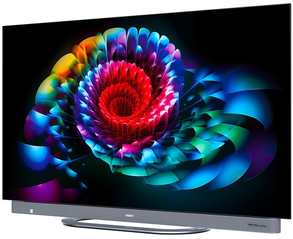 televize Haier H55C95EUX s barevným kontrastním útvarem na obrazovce. barvy jsou syté a pozadí hluboce černé
