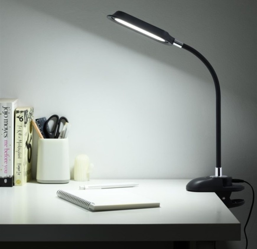 Mobilní stolní LED lampička černé barvy IMMAX CLIP připnutá na desku stolu