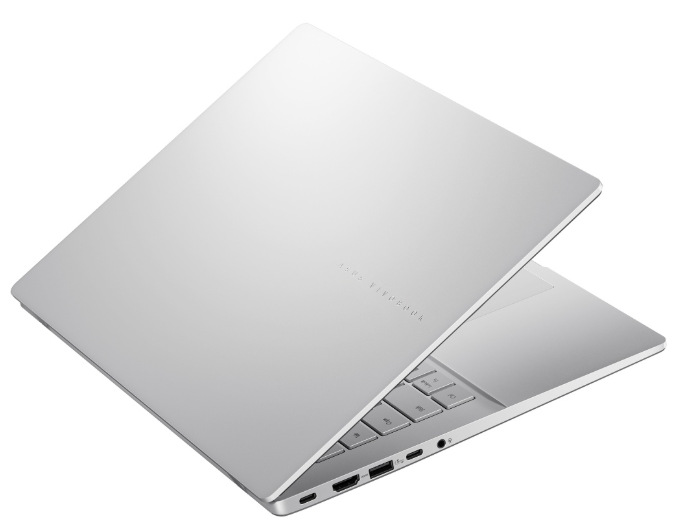Zadní strana stříbrného ASUS Vivobook S14 s konektory na levém boku