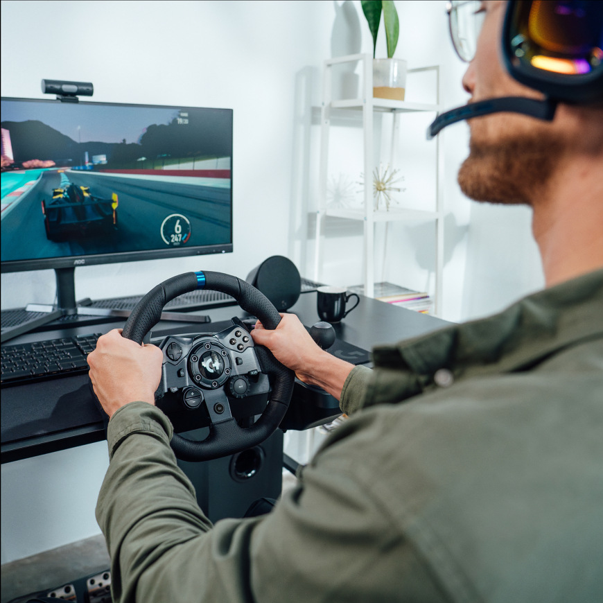 Domácí závodní sestava s volantem Logitech G923 Racing Wheel and Pedals a monitorem