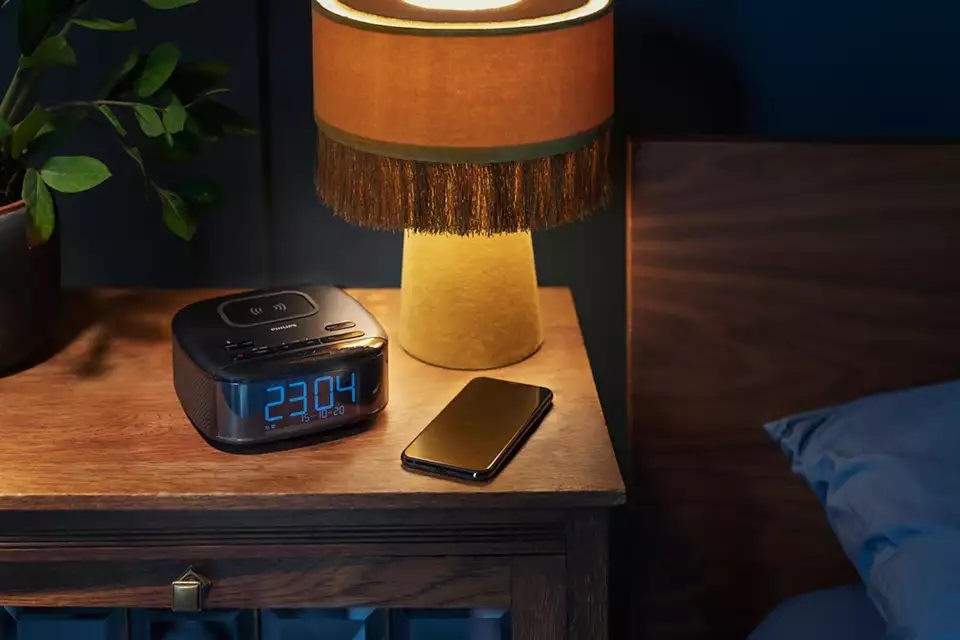 Radiobudík Philips TAR7705 Qi černý