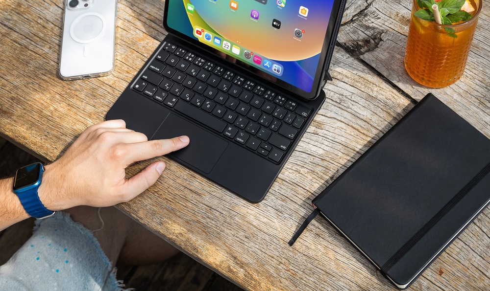 Pouzdro na tablet s klávesnicí FIXED Typee na Apple iPad Pro 11" (2018-2022)/iPad Air 11" (2020/2022/2025)/ iPad Air M2/M3 CZ černé Pouzdro na tablet s klávesnicí FIXED Typee na Apple iPad Pro 11" (2018-2022)/iPad Air 11" (2020/2022/2025)/ iPad Air M2/M3 CZ černé