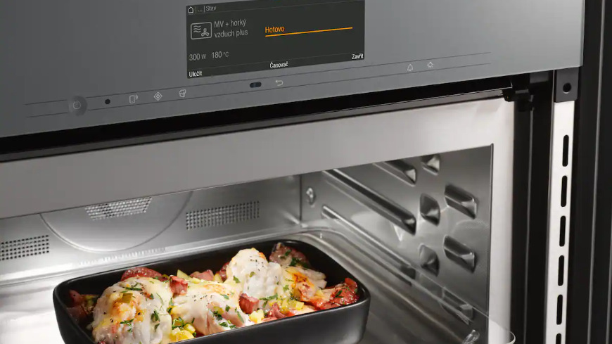 Trouba Miele H 7440 BM béžová Příprava pokrmu vloženého do trouby Miele H 7440 BM v pekáči