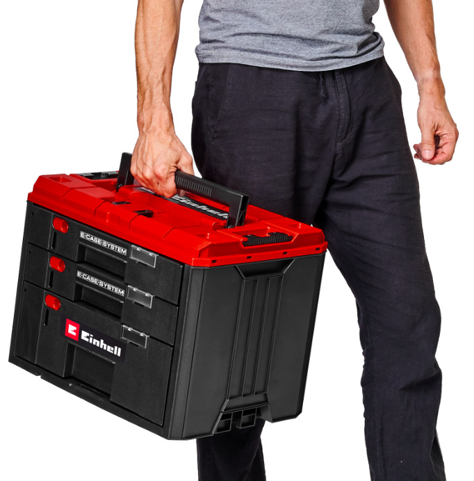 Muž nese box na nářadí Einhell E-Case 4540047 za ergonomické madlo