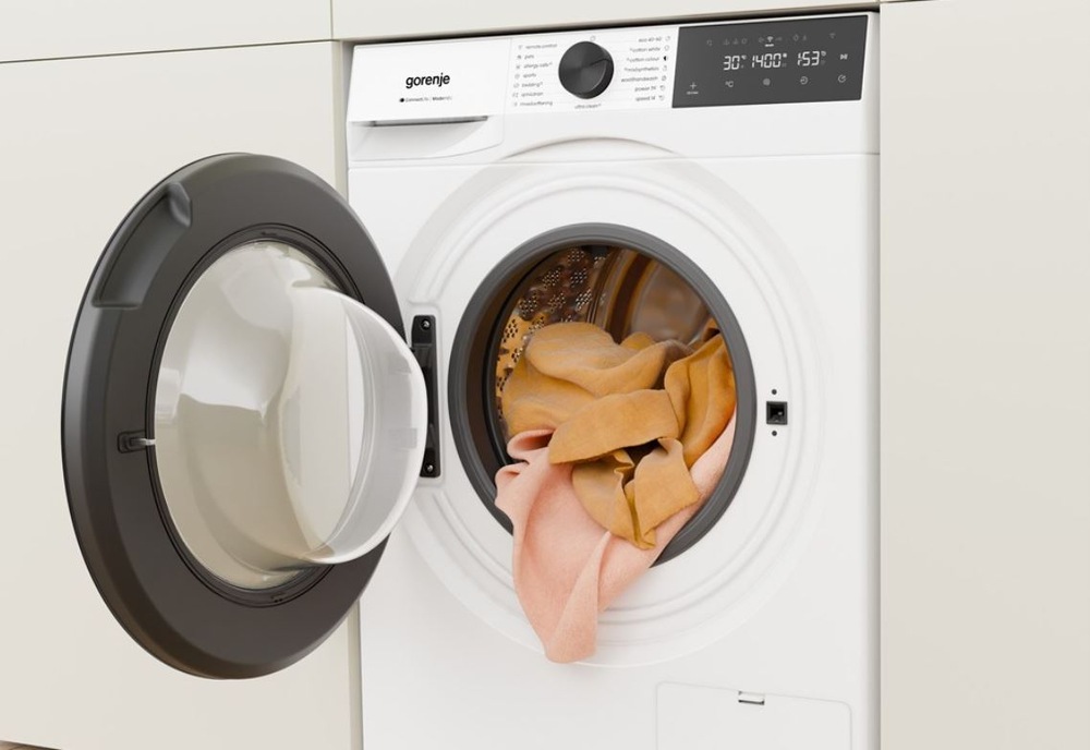 Pračka Gorenje G400 WG414A41 UltraClean bílá otevřená pračka Gorenje WG414A41 UltraClean s oranžovým vypadávajícím prádlem. Pračka je zabudované do skřínove stěny