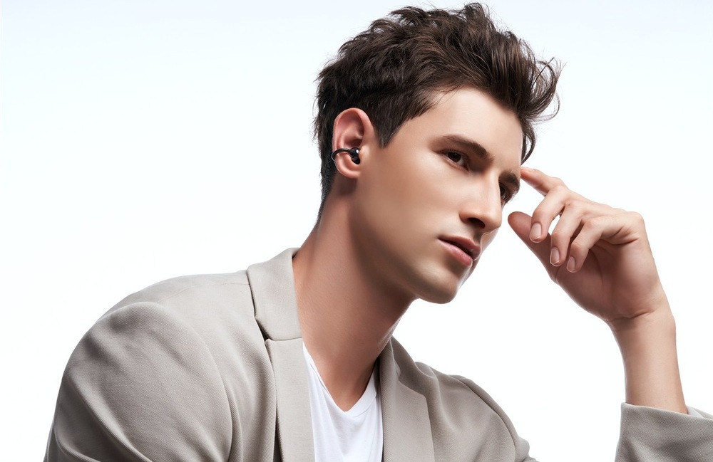 Zamyšlený muž se sluchátkem Earbuds Clip v uchu