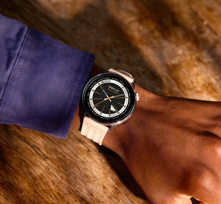 Chytré hodinky OnePlus Watch Lite černé Mužské zápěstí s hodinkami OnePlus Watch Lite, které jsou dobře čitelné