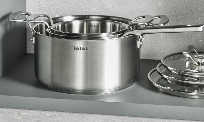 Sada náčiní Tefal na lince.