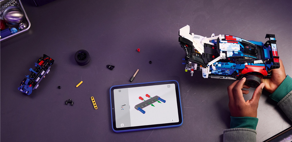Závodní BMW M4 GT3 EVO z kostek LEGO nabízí mladým stavitelům sportovní vzhled, funkce a vlastní závody.