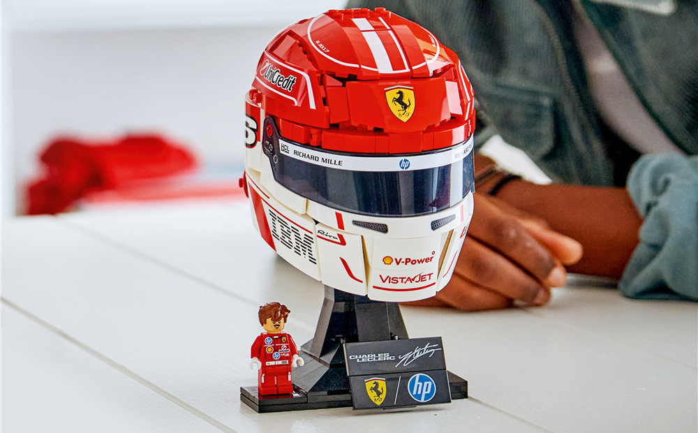 Stavebnice LEGO® Editions 43014 Helma Charles Leclerc ze Scuderia Ferrari HP Minifigurka Charlese Leclerca a cedulka s jeho podpisem doplňují helmu a dodávají výstavnímu modelu osobitý charakter.