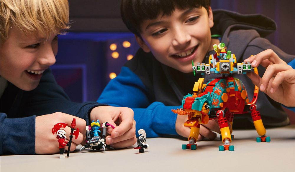 Ohnivého chameleona lze přestavět na tryskáč s minirobotem, takže akční dobrodružství získají nový směr.