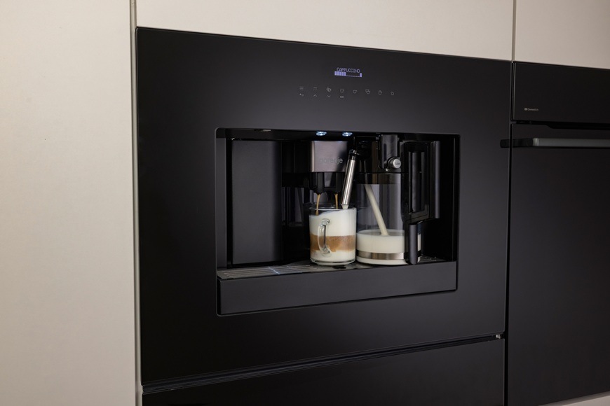 Espresso Gorenje G800 CM4G8BG černá S kávovarem Gorenje CM4G8BG přípravíte nadýchanou pěnu během chvilky. Na obrázku je zabudovaný kávovar zabudovaný a připravuje cappuccino s lahodnou pěnou.