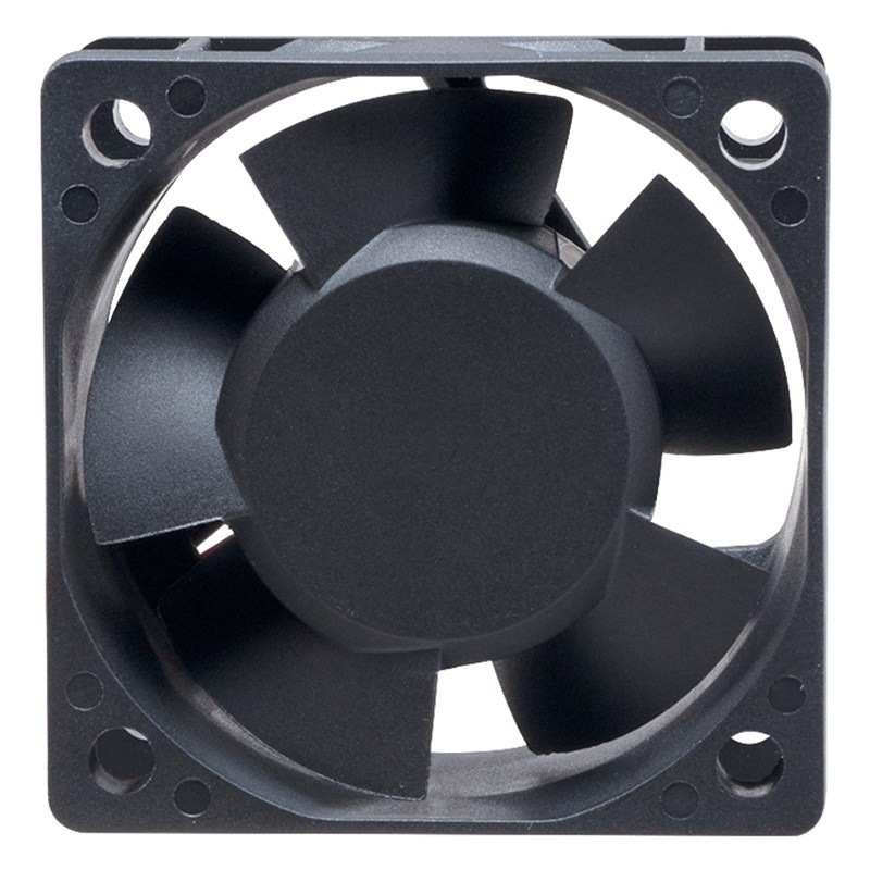 Ventilátor AKASA Black, 40 × 20 mm, černá barva.