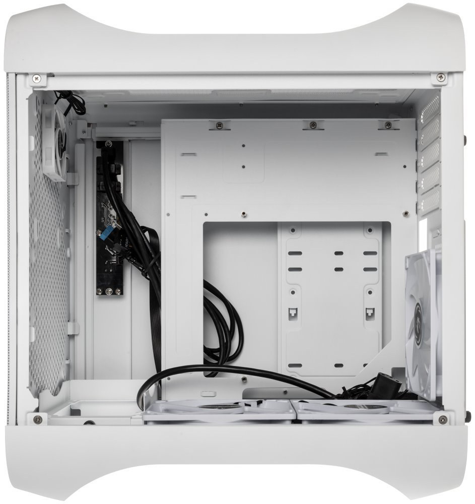 Case BitFenix Prodigy M 2022 ARGB bílá Na snímku je prázdný vnitřní prostor bez bočnice. Kabeláž a dostatek prostoru pro komponenty.