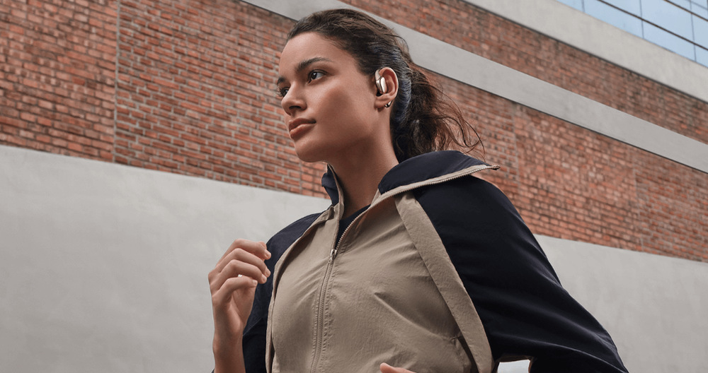 Sluchátka Xiaomi OpenWear Stereo Pro šedá Žena jde po ulici se sluchátky Xiaomi OpenWear Stereo Pro