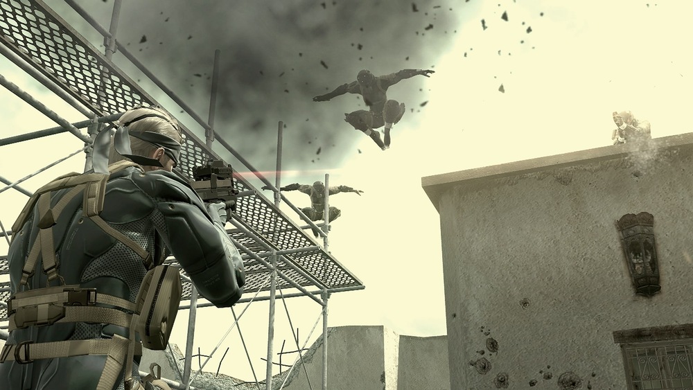 Metal Gear Solid 4: Guns of the Patriots. Voják v taktické výstroji míří puškou s laserovým zaměřovačem na tři postavy skákající ze střechy uprostřed tmavého kouře, čímž vytváří napínavou scénu plnou akce.