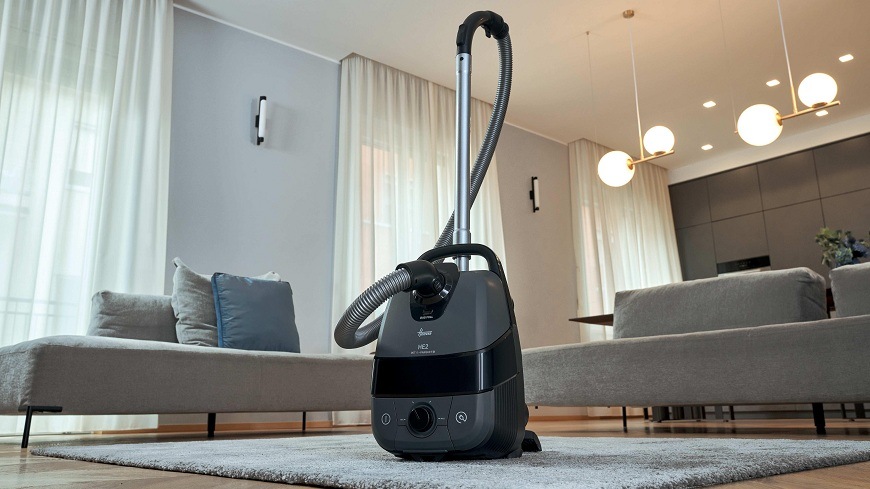 Podlahový vysavač Hoover HE210P 011 černý/tmavě šedý vysavač Hoover HE210P 011 uprostřed obýváku