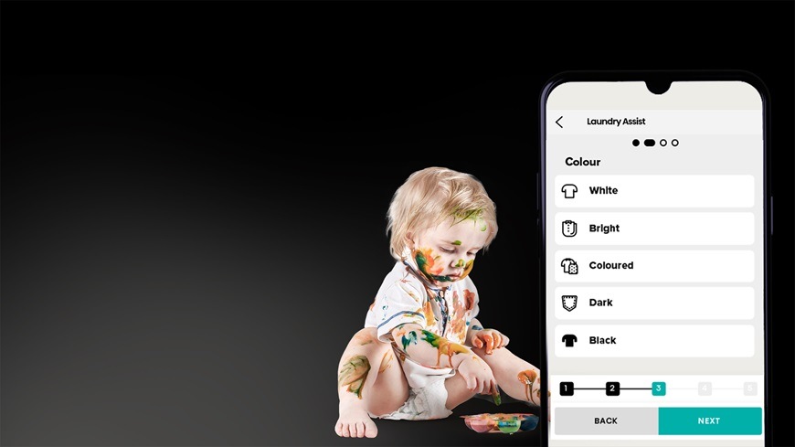 Na obrázku je mobil a dítko. V mobilu je ukázáno, jak funguje funkce Smart Assist a dítě si mezitím maluje