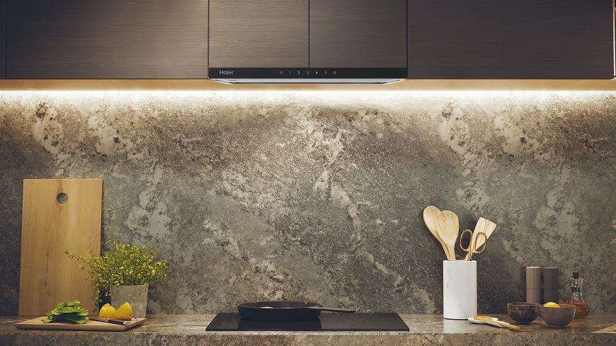 odsavač Haier HABT6CBS6XBSLC nad kuchyňskou linkou 