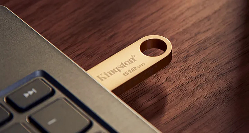 USB Flash Kingston DataTraveler SE9 G3 64GB černý USB flashdisk Kingston DataTraveler SE9 G3 zasunutý do USB portu notebooku, se zaměřením na kompaktní rozměry a nízký profil při připojení