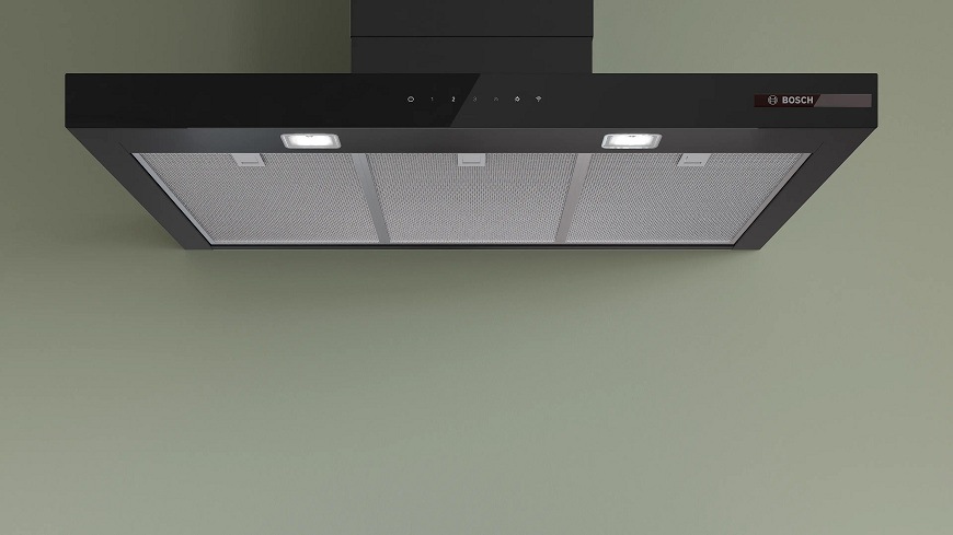 Přední pohled na odsavač par Bosch DWB97DN60na zelené zdi