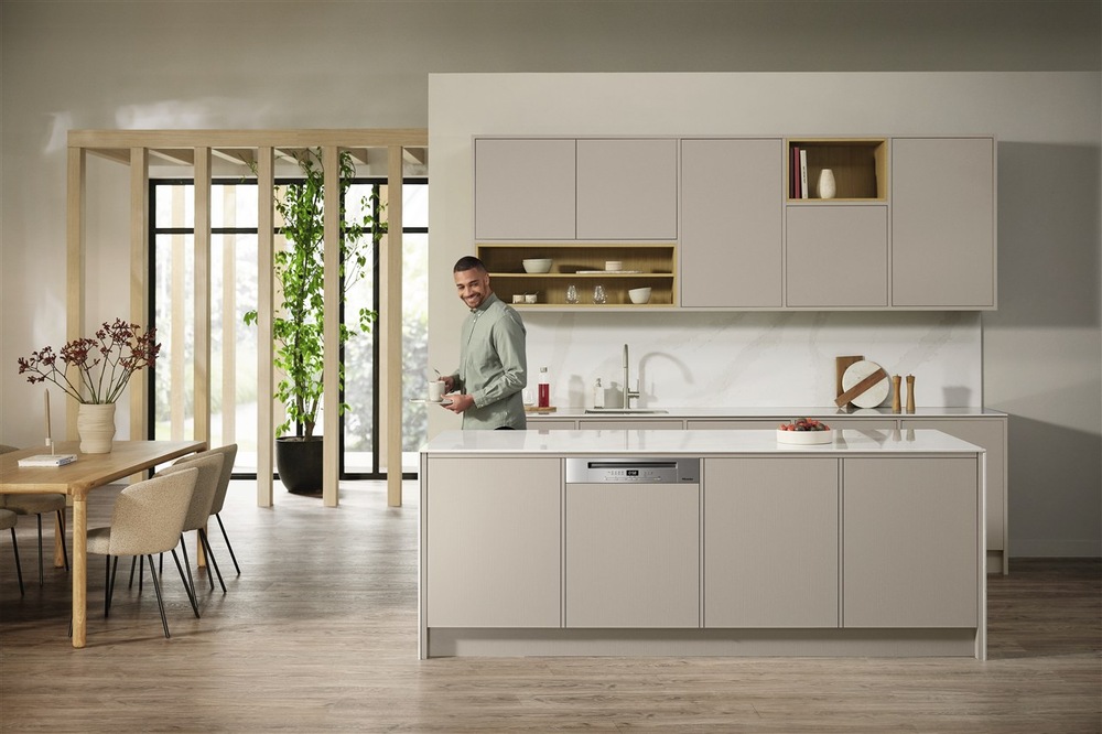Vestavná myčka P60 Miele G 5811 SCi Active Plus v kuchyni, v kuchyni stojí muž a dívá se směrem k myčce 
