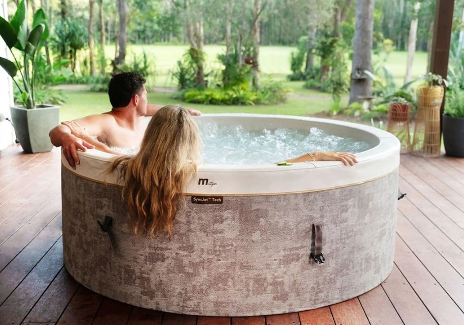 Vířivka MSpa COCOON-ECO F-CO066WE světle šedá Muž a žena sedí ve vířivce MSPA COCOON-ECO F-CO066WE