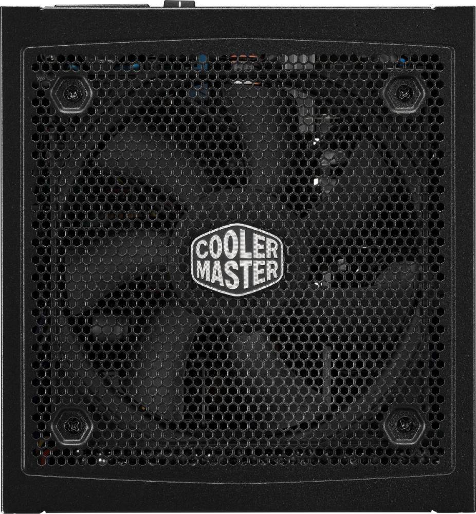 Na obrázku je horní nebo spodní strana napájecího zdroje Cooler Master s velkou šestiúhelníkovou ventilační mřížkou. Pod ní je vidět velký chladicí ventilátor a uprostřed logo Cooler Master. Celek působí robustně, čistě a je navržený pro účinné chlazení zdroje.