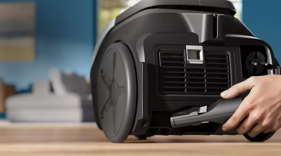 Sáčkový vysavač Philips XD2152/12 2000 Series s integrovaným štěrbinovým nástavcem pro úzké prostory.