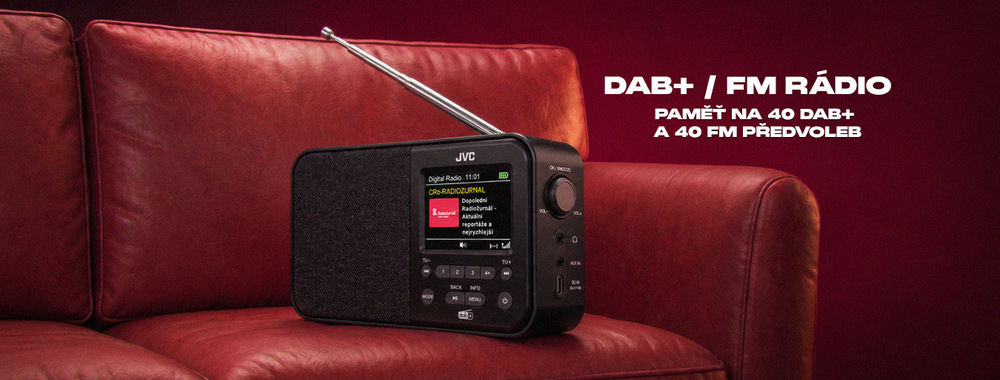 Produktový banner na černé přenosné rádio JVC položené na červené kožené pohovce. Rádio má vysunutou teleskopickou anténu, rozsvícený barevný displej se stanicí ČRo Radiožurnál a tlačítka ovládání. Vpravo je text „DAB+ / FM RÁDIO – paměť na 40 DAB+ a 40 FM předvoleb“.