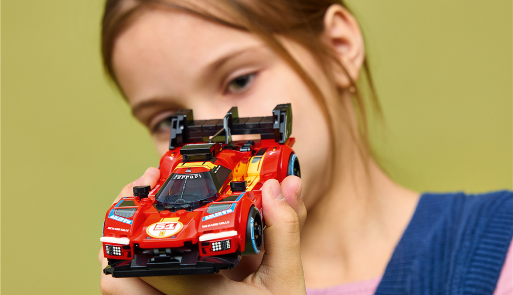 Stavebnice LEGO® Speed Champions 77261 Ferrari 499P Zadní křídlo, přívod vzduchu a pneumatiky Michelin dodávají modelu realistický závodní vzhled.