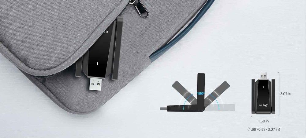 Wi-Fi adaptér TP-Link Archer TX30U Plus černý USB Wi-Fi adaptér částečně zasunutý do šedého batohu, který ukazuje jeho přenosnost. Vedle něj jsou schémata znázorňující otáčení antény adaptéru a jeho rozměry.