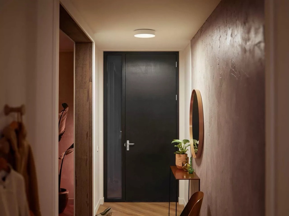 Stropní svítidlo Philips Hue Enrave S v chodbě s neutrálním bílým světlem a rovnoměrným osvětlením prostoru