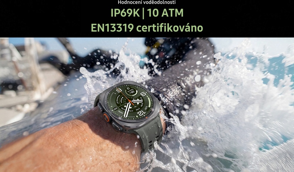 Osoba s nasazenými hodinkami Galaxy Watch Ultra2 v barevném provedení Titanium Silver se sportovním řemínkem Marine Band v barvě Olive s vlnami narážejícími na její zápěstí, což ilustruje, že Galaxy Watch Ultra2 jsou ideální pro aktivity odehrávající se v otevřené vodě.