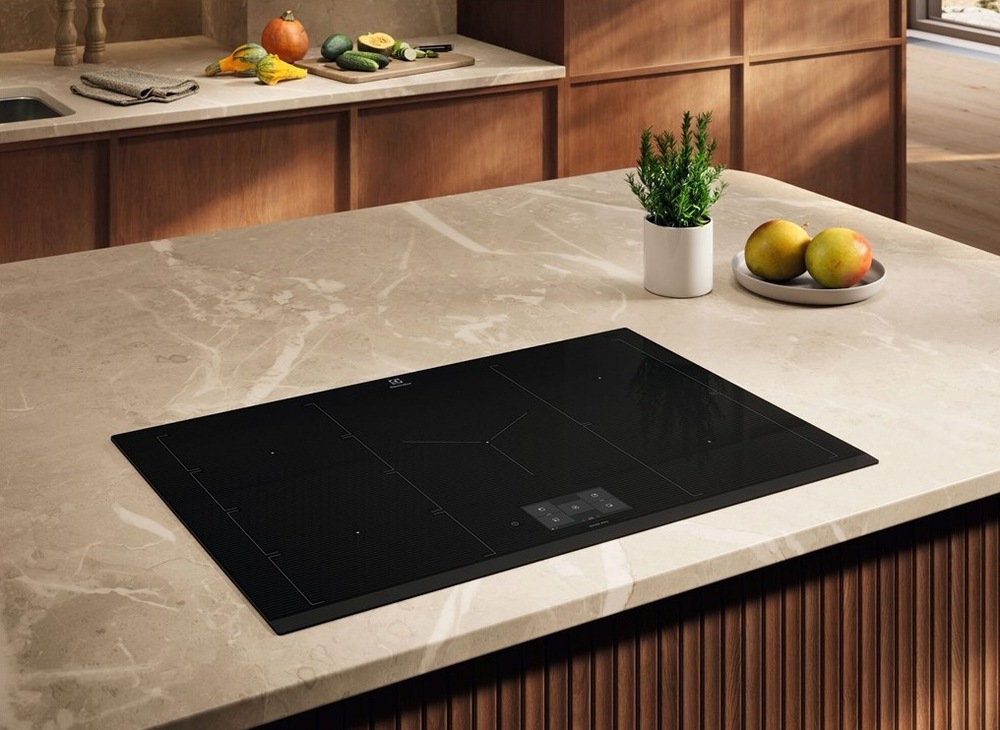 Indukční varná deskou Electrolux EIS8959 série 900 SensePro na ostrůvku. 