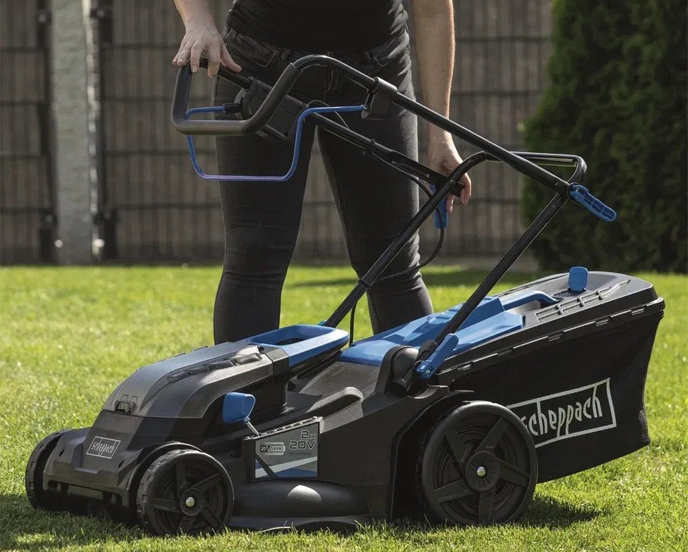 Sekačka Scheppach BC-MP430-X-SET XL2 se skládací konstrukcí rukojeti.
