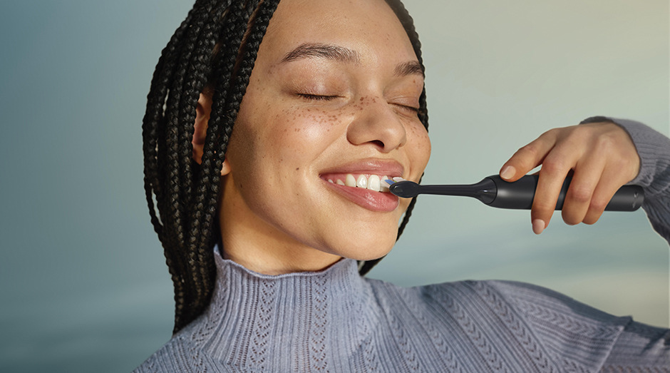 Žena si čistí zuby kartáčkem Philips HX4033/32 Sonicare 3100