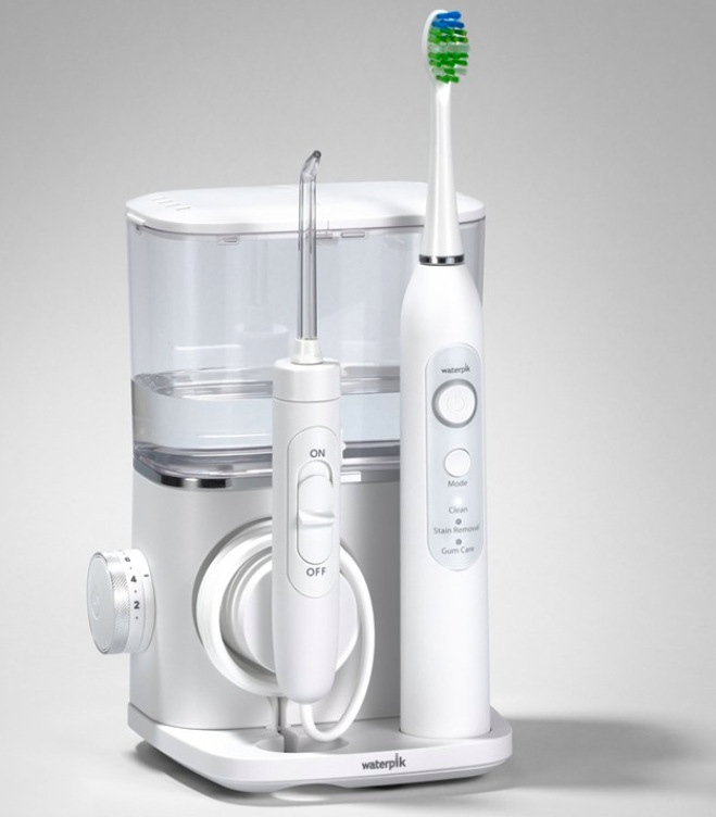 Ústní sprcha Waterpik CC04EU bílá Ovládání ústní sprchy Waterpik CC04EU s regulací tlaku a přepínačem na rukojeti