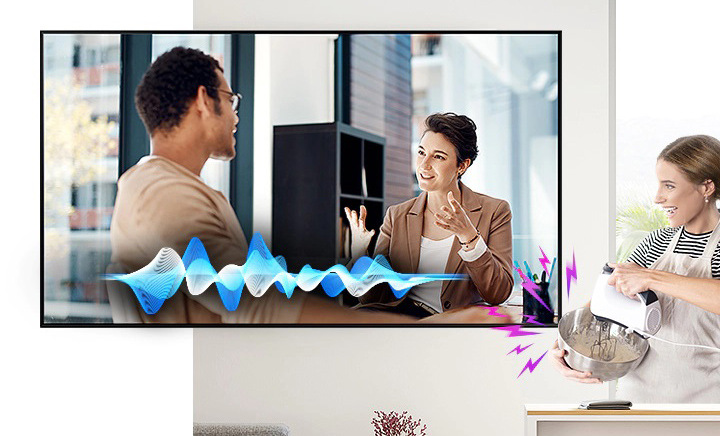 Televize Samsung QE98QN90A Na televizní obrazovce je záběr dvou hovořžících lidí a vyznačení hlasitosti zvuku, před obrazuovkou žena šlehá pokrm v míse, u šlehače symbol hlučného zvuku