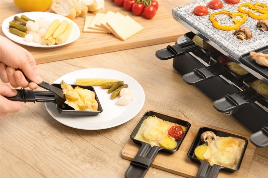 Gril Sencor SBG 0260BK Raclette gril Sencor SBG 0260BK s výkonem 1400 W při společném stolování